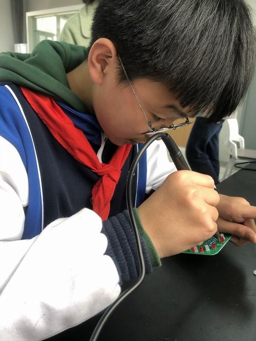 我校开展初二年级劳动技能培训活动